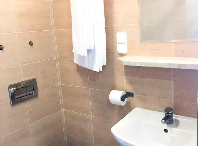 Goscinne Przy Molo Hotel